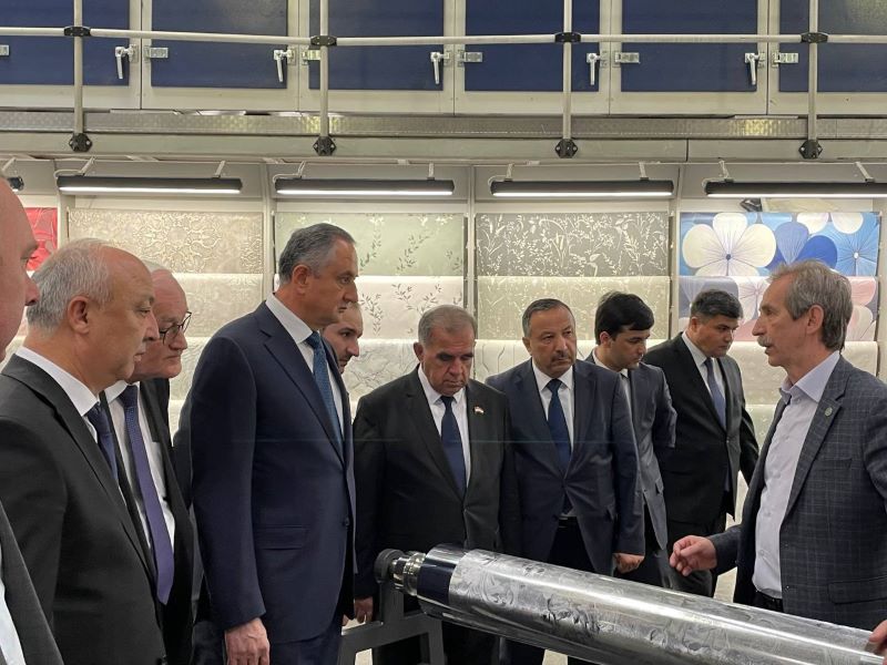 Гости из Таджикистана оценили пензенское производство обоев